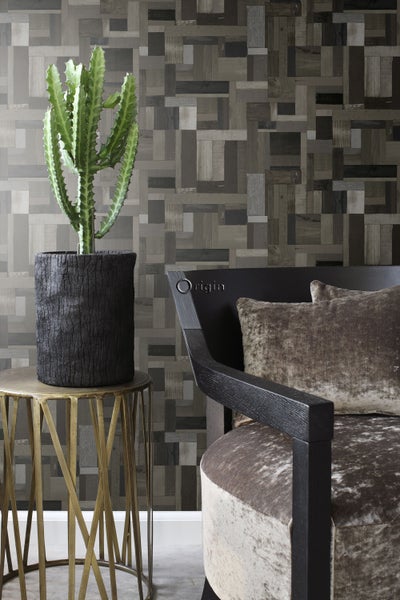 Dekoratives Zimmer mit Sessel, Beistelltisch mit Kaktus und Holz-Mosaik Wandpaneelen