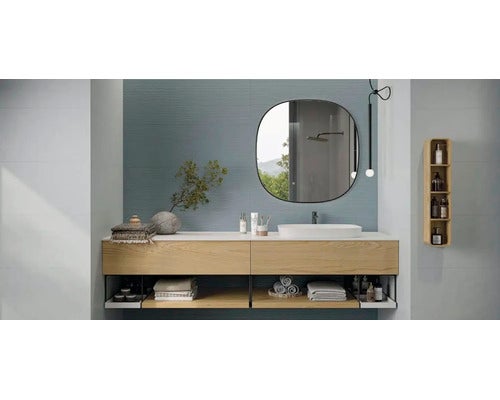 Modernes Badezimmer mit hängendem Waschtischunterschrank aus Holz, ovalem Aufsatzwaschbecken aus Keramik, großem Wandspiegel und Wandregal.
