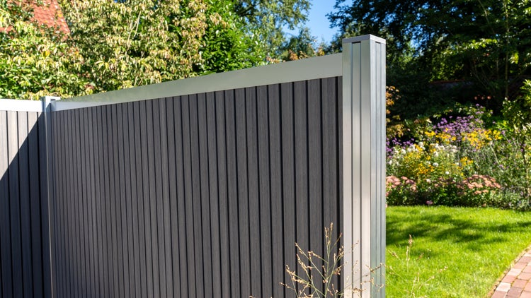 GartenLand WPC Zaun Shadowline Vertikal ca. 175 x 180 cm Sichtschutz Steckzaun Amethystgrau Aluminium Silber Ohne Pfosten
