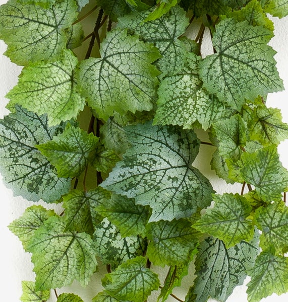 Künstliche Efeuranke mit grünen, gemusterten Blättern zur Wanddekoration.