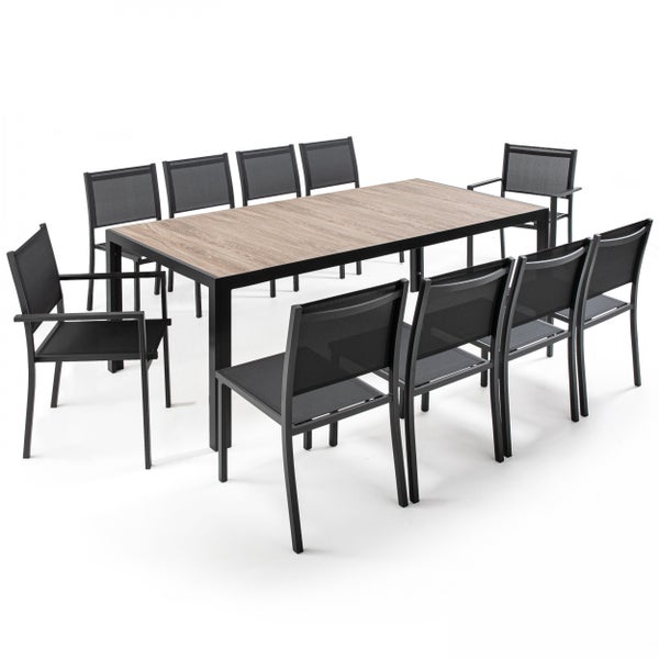 Gartenmöbel-Set bestehend aus einem großen rechteckigen Tisch mit Platte in Holzoptik und zehn Stühlen aus Metall und Textilgewebe.