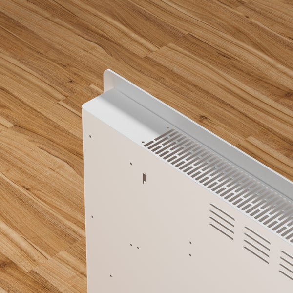 Detailansicht eines weißen Heizkörpers auf einem Holzboden.