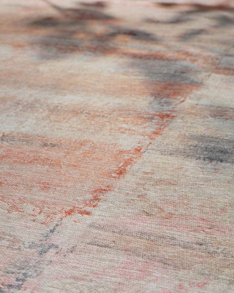 Detailaufnahme eines Teppichs mit abstraktem Muster und kurzem Flor.