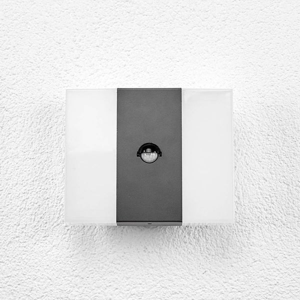 Rechteckige Außenwandleuchte mit Bewegungsmelder und weißem Glas.