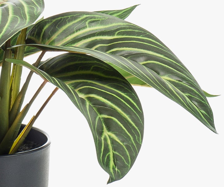 Künstlicher Hagebuttenzweig aus Kunststoff mit rot-orangen Früchten für die Dekoration.