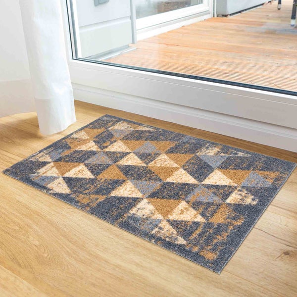 Fußmatte mit geometrischem Dreiecksmuster vor einer Terrassentür