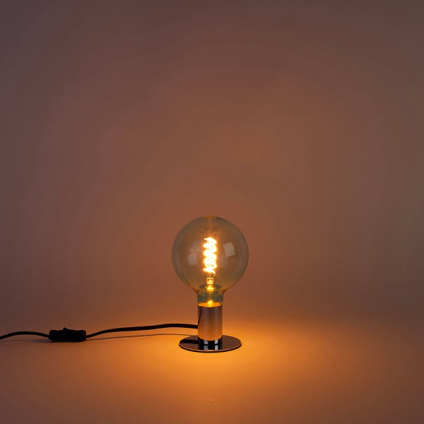Tischleuchte mit Metallsockel, großer runder LED-Filament-Lampe mit spiralförmigem Leuchtdraht und Netzkabel mit Schalter.