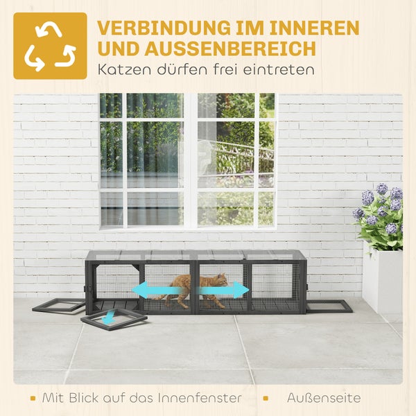 Katzenspieltunnel aus Drahtgeflecht mit einer Länge von 150 Zentimetern, im Freien auf einer Terrasse vor einer Wand platziert, mit einer Katze.