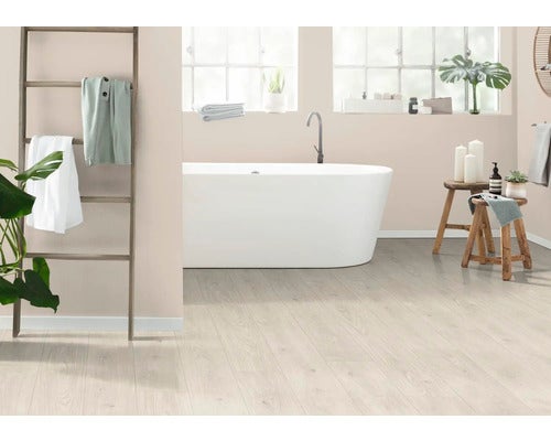 Helles Badezimmer mit freistehender Badewanne, Holzleiter und Holzboden