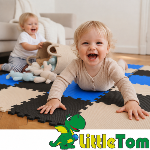 Zwei kleine Kinder spielen auf einer bunten Schaumstoff Spielmatte als Puzzlematte von Little Tom Logo in einem Wohnzimmer.