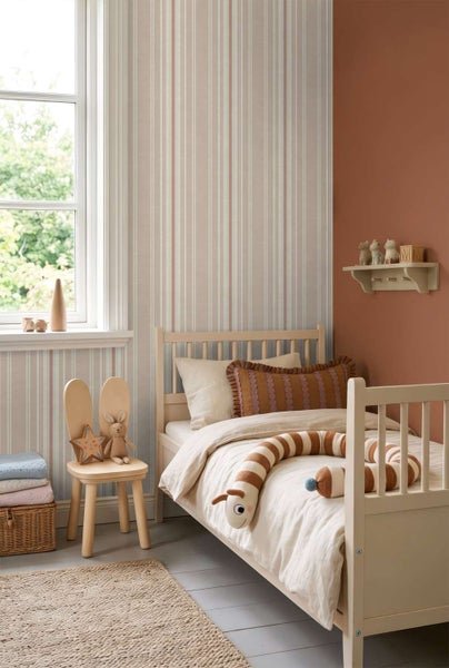 Kinderzimmer mit gestreifter Tapete, Einzelbett aus Holz, Holzkinderstuhl und Wandregal in harmonischer Raumgestaltung.