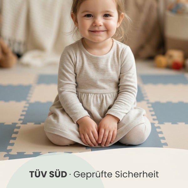TÜV SÜD Geprüfte Sicherheit Siegel. Ein Kleinkind sitzt auf einer Puzzlematte.