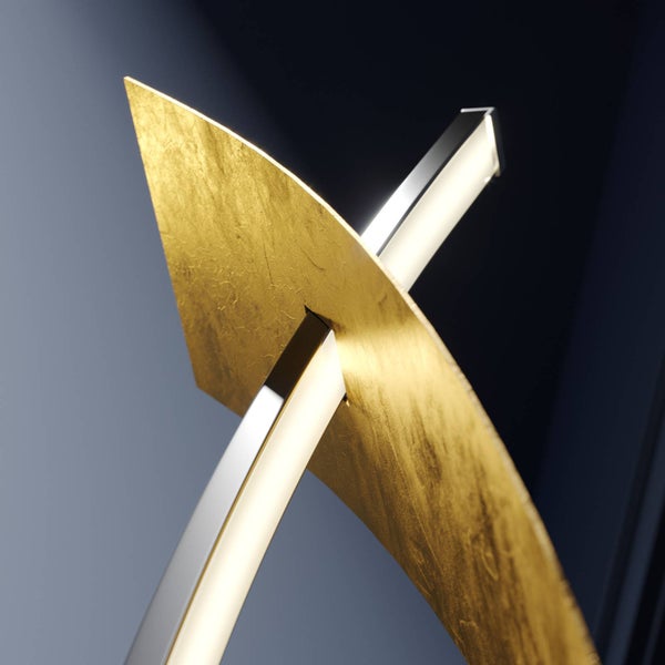 Moderne LED-Leuchte mit schlankem Lichtstab und einer strukturierten, quadratischen Metallplatte in Goldoptik.