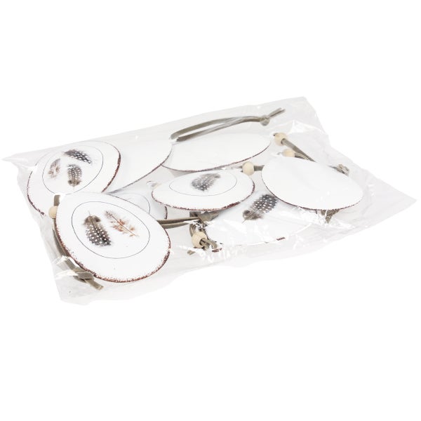 Verpackung mit Dekoeiern mit Federmotiv und Aufhängeband