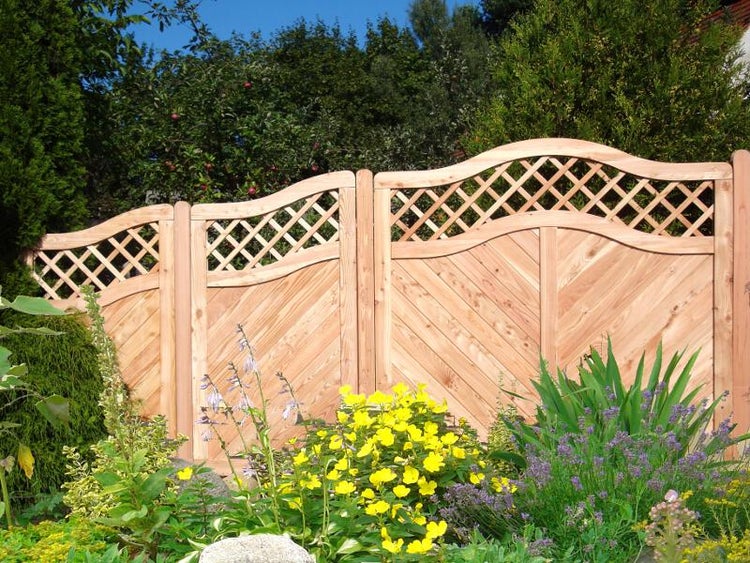 Holzzaun mit Rautenmuster und Gartentor