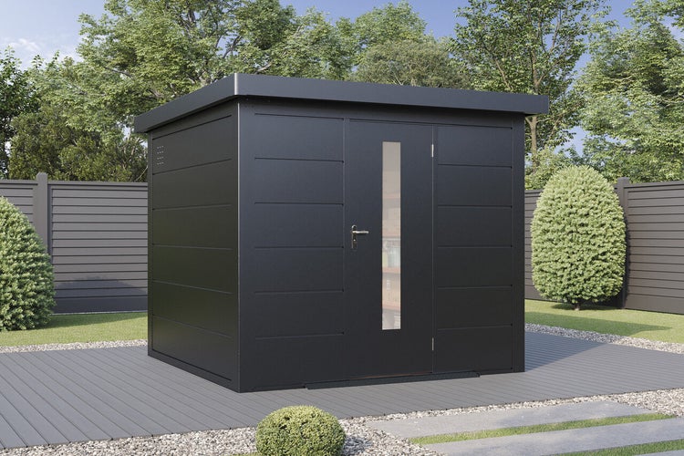 Modernes Gartenhaus aus Metall mit Flachdach und einer Tür mit Glasausschnitt auf einer Terrasse in einem gepflegten Garten.