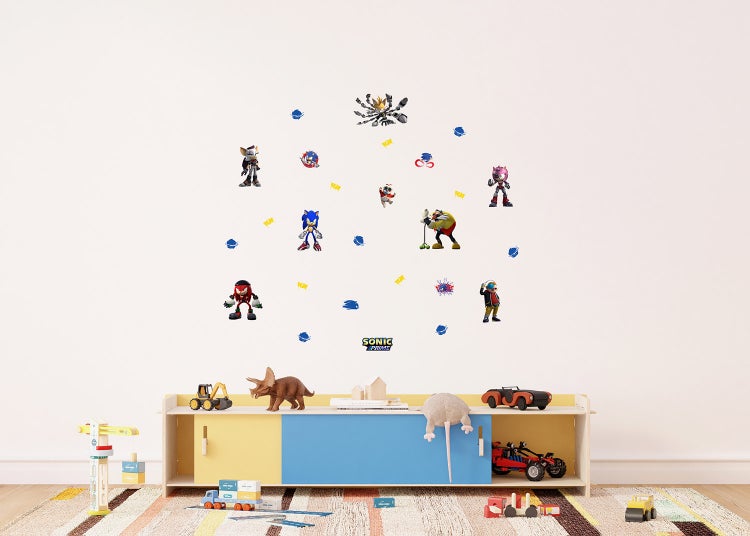 Wandsticker-Set Sonic Prime in einem hellen, organisierten Kinderzimmer über einem niedrigen Regal mit verschiedenen Spielzeugen.