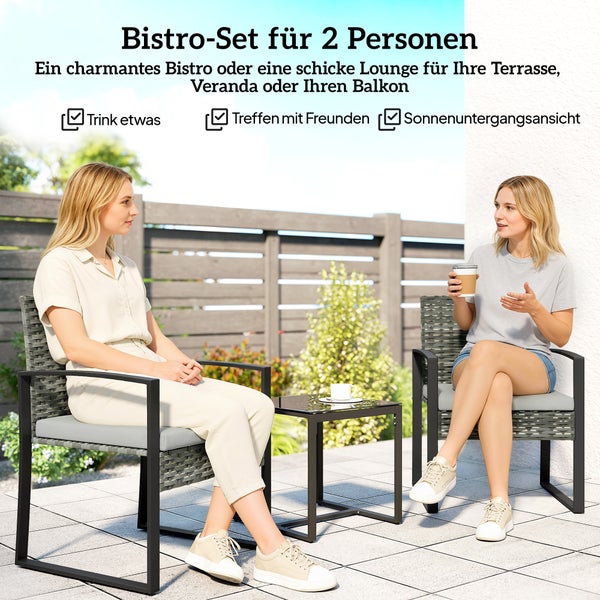 Bistro-Set für 2 Personen mit zwei Gartenstühlen in Rattan-Optik inklusive Sitzkissen und einem Beistelltisch auf einer hellen Terrasse.