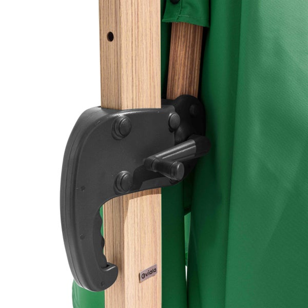 Kurbel am Holzmast eines Sonnenschirms mit schwarzem Griff und grünem Stoff. Oviala Logo.