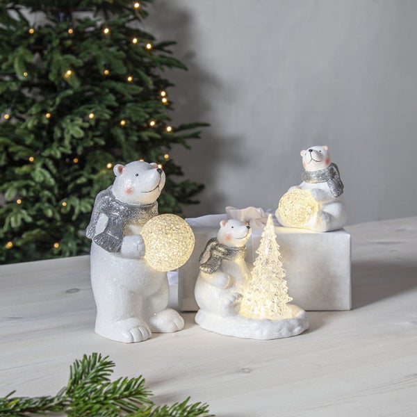 Dekorative Eisbärenfiguren mit LED-Beleuchtung und Weihnachtsmotiv auf einem Tisch
