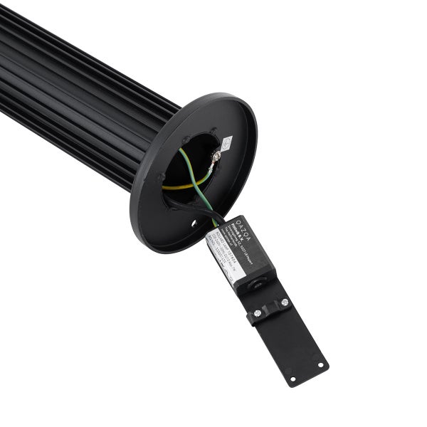 Unterseite einer schwarzen Wegeleuchte mit sichtbarer Verkabelung und Anschlussbox.