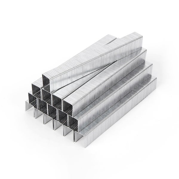 Mehrere Streifen Tackerklammern aus Metall.