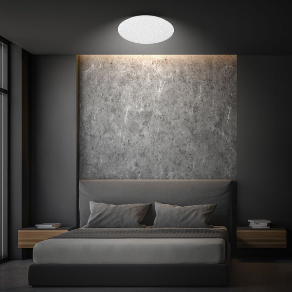 Modernes Schlafzimmer mit runder LED-Deckenleuchte mit Sterneneffekt, dunkelgrauen Wänden und strukturierter Akzentwand hinter dem Bett.