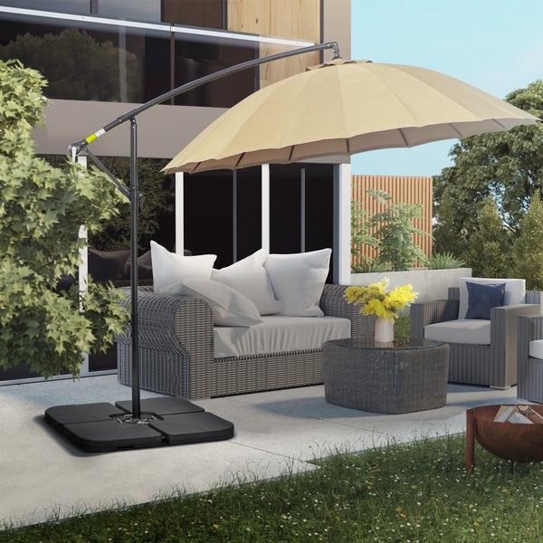 Gartenszene mit Ampelschirm, Loungemöbeln und Feuerstelle