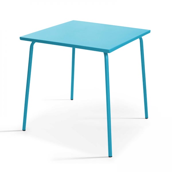 Quadratischer blauer Gartentisch aus Metall mit vier schmalen Beinen.