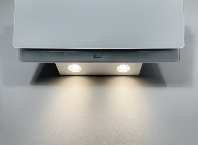 Dunstabzugshaube mit zwei LED Leuchten und Gurari Logo montiert an einer Wand