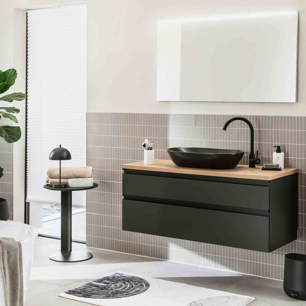 Helles Badezimmer mit Waschbecken, Unterschrank, Spiegel und Accessoires