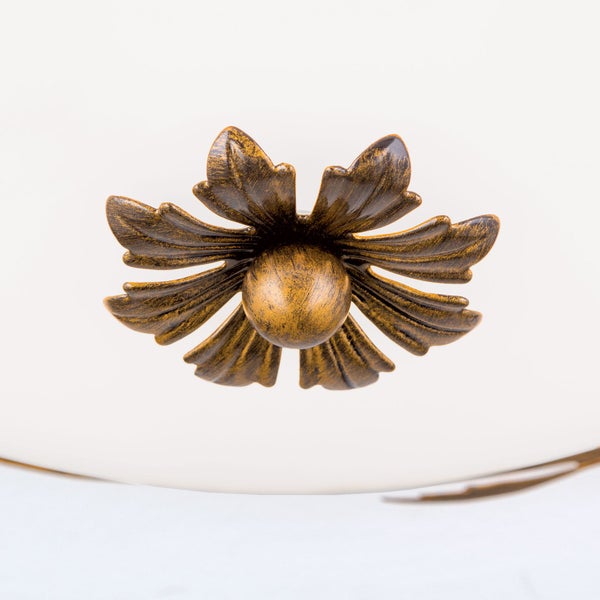 Zierelement aus Metall in Blumenform als Teil einer Leuchte