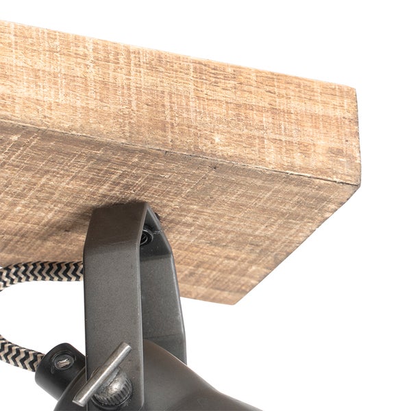 Detail einer Deckenleuchte im Industrial-Stil mit Holzsockel, dunkler Metallhalterung und gemustertem Textilkabel.