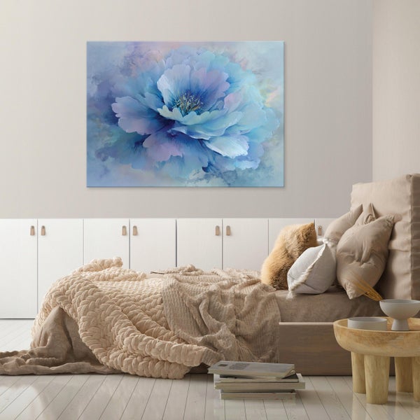 Wandbild mit abstraktem Blumenmotiv in einem Schlafzimmer mit hellen Möbeln und Textilien