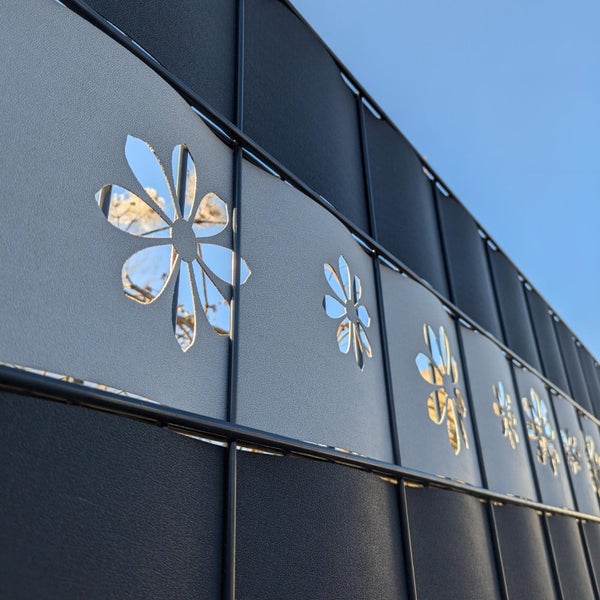 Sichtschutzzaun mit Blumenausschnitt