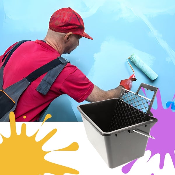 Maler bei der Arbeit mit Farbroller und Farbeimer.