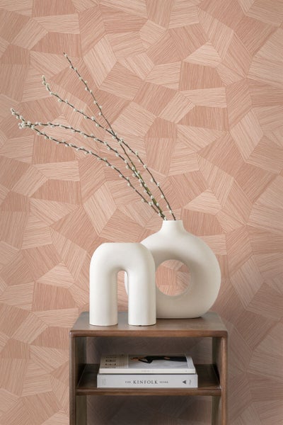 Vliestapete mit geometrischem Muster in Holzoptik. Dekorative Szene mit Vasen auf einem Holztisch in einem hellen, modern gestalteten Raum.