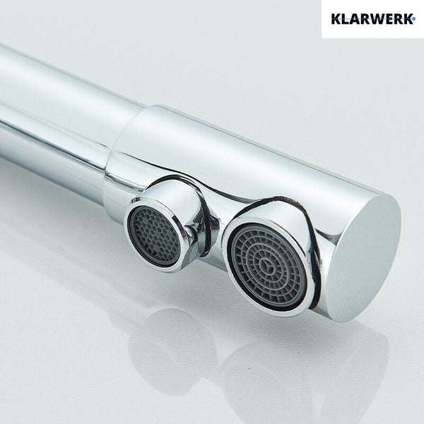 Küchenarmaturauslauf von Klarwerk mit zwei Strahlreglern aus Metall. Klarwerk Logo.