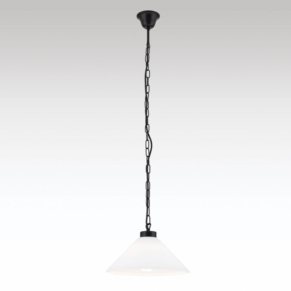 Pendelleuchte mit schwarzer Kettenaufhängung und weißem, konischem Glasschirm.