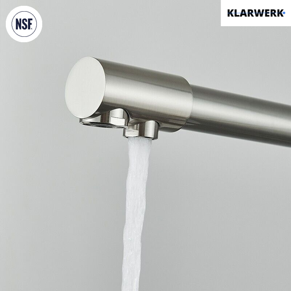 Küchenarmatur aus gebürstetem Edelstahl mit zwei Ausläufen und fließendem Wasser, Klarwerk Logo, NSF zertifiziert.