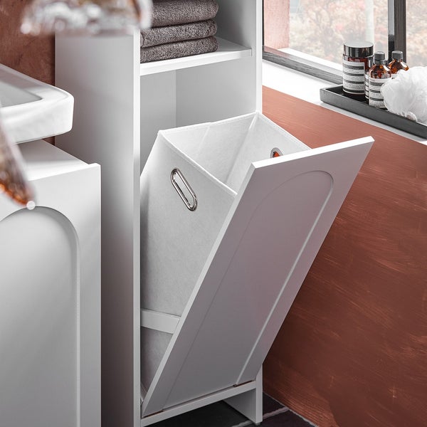 Detailansicht eines weißen Badezimmerschranks mit Wäschekorb