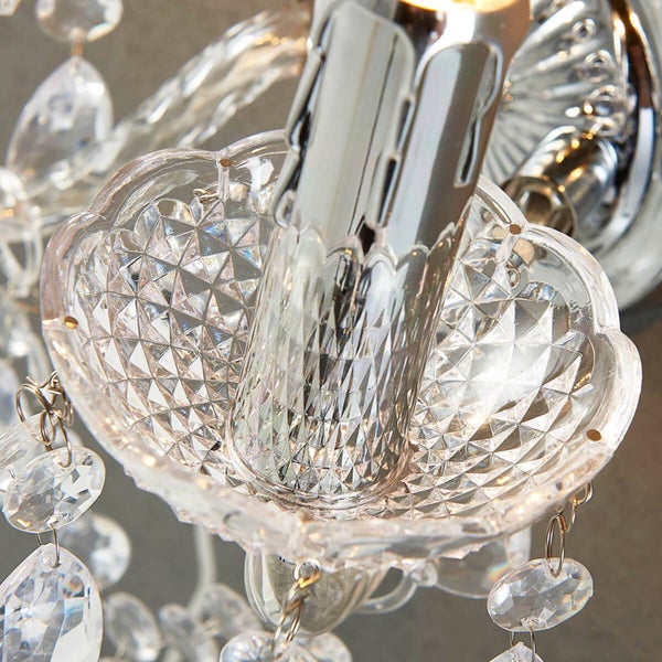 Detailaufnahme einer Kristallglasleuchte mit Lampenfassung
