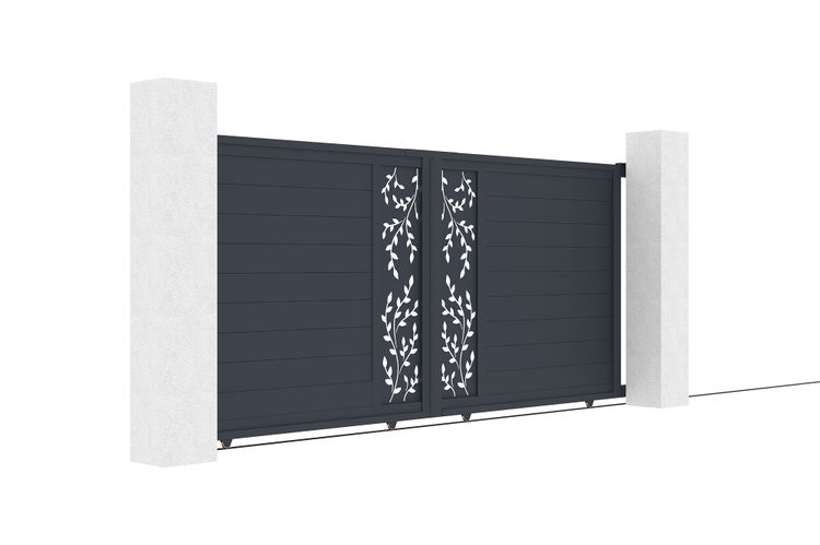 Zweiflügeliges Schiebetor aus Aluminium mit Blattdekor zwischen zwei massiven Pfosten.