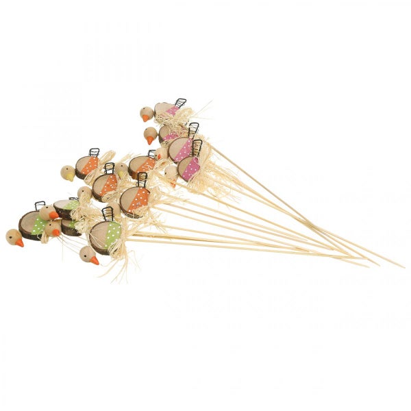 Dekorative Holzfiguren in Form von Enten auf Stäben für Ostern