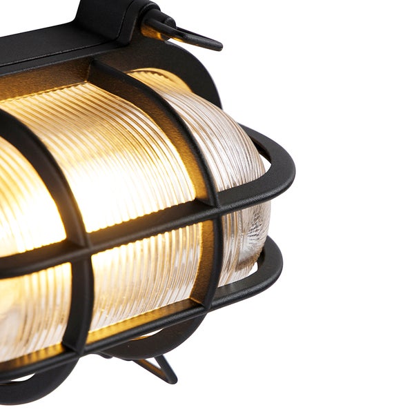 Außenwandleuchte mit schwarzem Metallgitter und geriffeltem Glas, ovale Form.