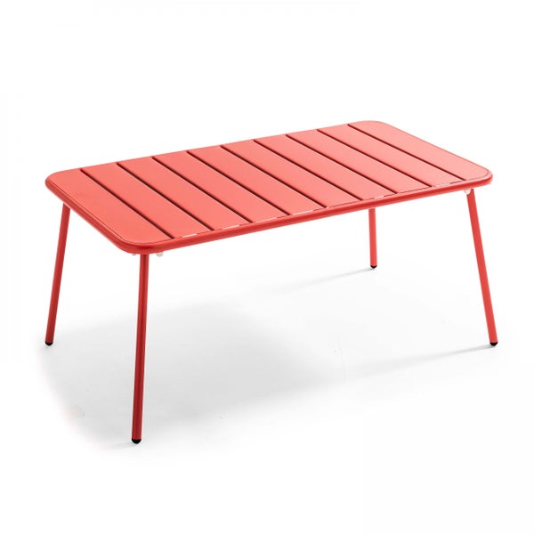 Roter Garten-Loungetisch aus Metall, rechteckig mit Lattenoberfläche und abgerundeten Ecken.