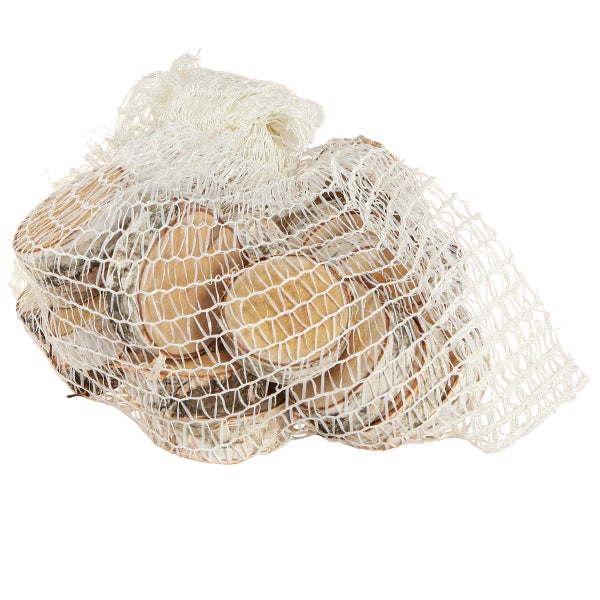 Dekorationsartikel: Birkenholzscheiben in einem Netz