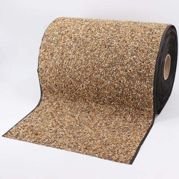 Dekorativer Teich mit Steinen und Pflanzen