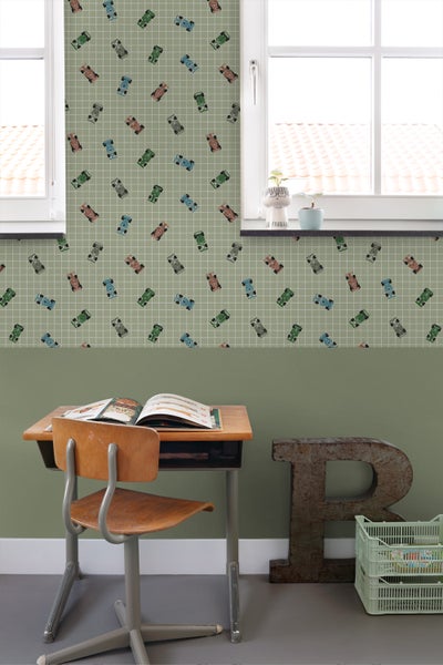 Zimmer mit Schreibtisch, Stuhl und Tapete mit Automobilmuster.