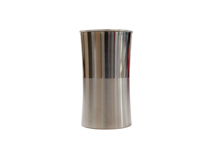 Zylindrische Blumenvase aus Edelstahl mit poliertem Oberteil und gebürstetem Unterteil.